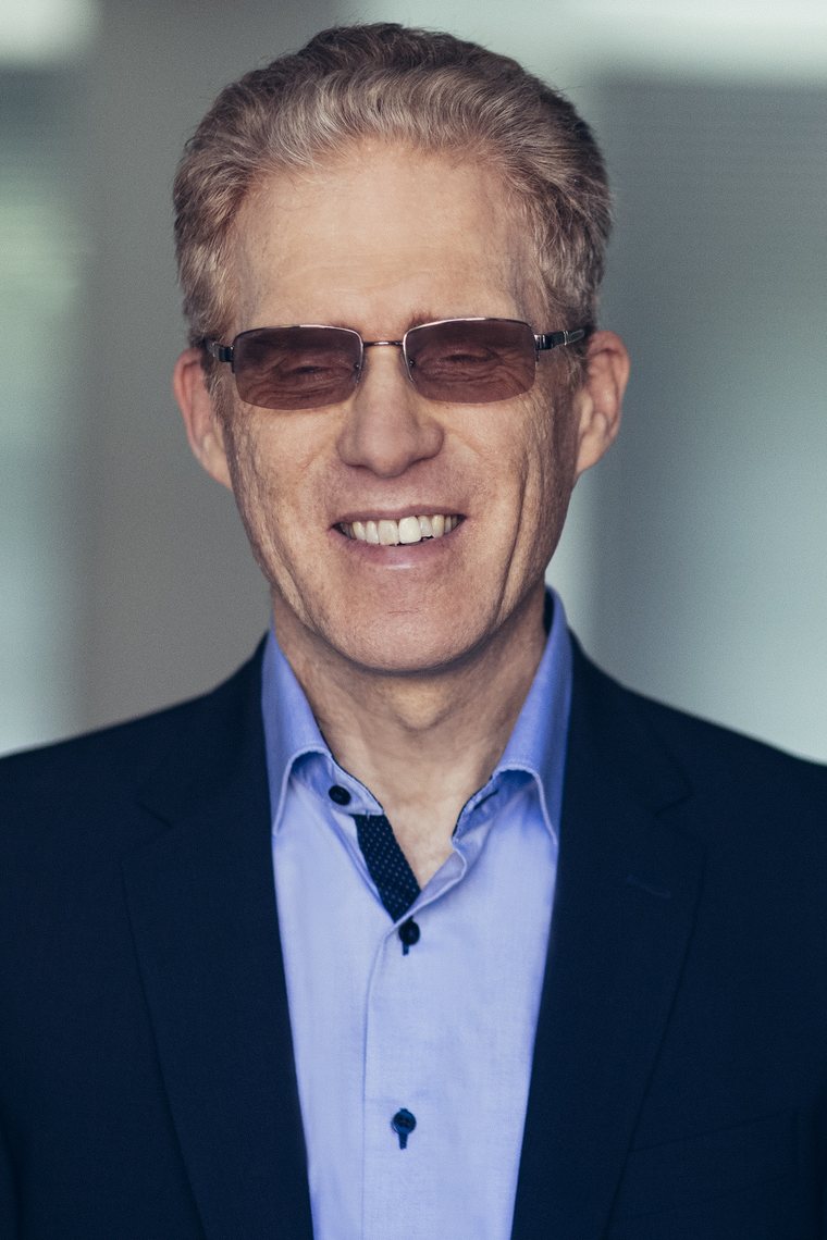 Porträt von Stephan Jacobs, lächelnd, mit leicht getönter Brille © Antje Kern